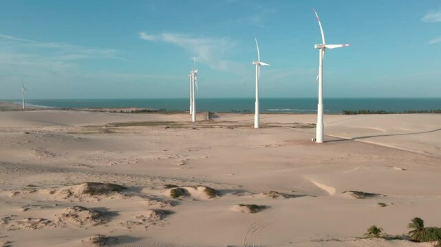 Pessoa andando nas dunas no por do sol com imagem de drone