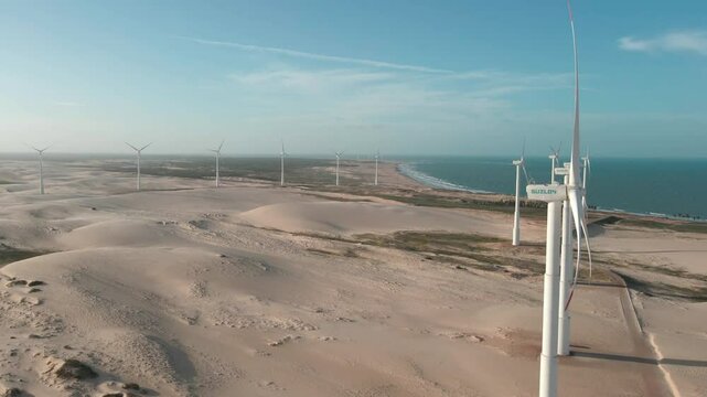 Pessoa andando nas dunas no por do sol com imagem de drone