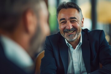 Obraz premium A cheerful business meeting with a smiling man. The setting is warm and inviting. Perfect for conveying positivity and success in professional environments. Generative AI