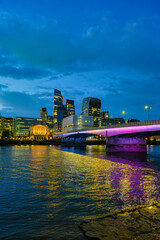 Vista da ponte de Londres na hora azul durante verão de Londres.