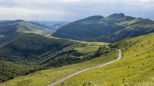 Route rejoignant le Pas de Peyrol et Puy Mary depuis Dienne, mont&eacute;e situ&eacute;e dans la r&eacute;gion Cantal en france en &eacute;t&eacute;