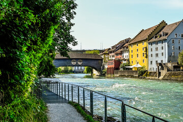 Fototapeta premium Stadt Baden, Altstadt, Limmat, Fluss, Holzbrücke, Landvogteischloss, Altstadthäuser, Uferweg, Flussufer, Aargau, Sommer, Schweiz
