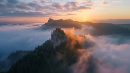 Naklejka premium Sunrise Over Misty Mountain Peaks