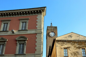 Torre del Moro hinter alten Häusern in Orvieto
