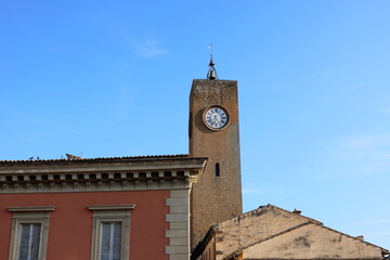 Torre del Moro hinter alten Häusern in Orvieto