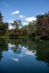 Lagoa refletindo o c&eacute;u