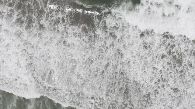 Vuelo con Dron toma cenital de olas del mar