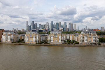 Obraz premium Daytime cityscape view of London, England, from the Thames River with cloudy sky