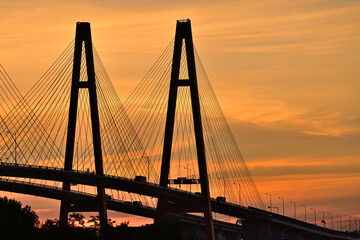 Obraz premium 朝日に染まる名港トリトン