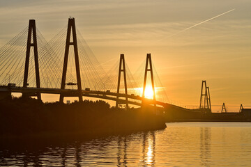 Obraz premium 朝日に染まる名港トリトン