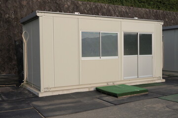 仮設のプレハブハウス