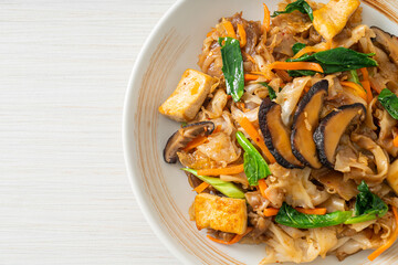 stir-fried noodles with tofu and vegetables