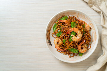 stir-fried yakisoba noodles with green peas and shrimps