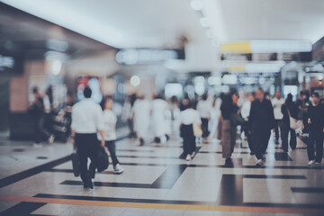 駅ビル歩行者のぼかし風景