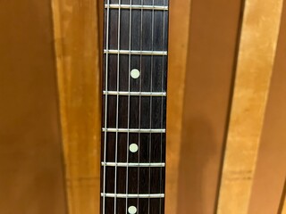 エレキギターのフレット、指板 © akebi