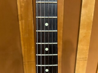 エレキギターのフレット、指板 © akebi