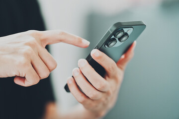 スマホを利用する女性の手元