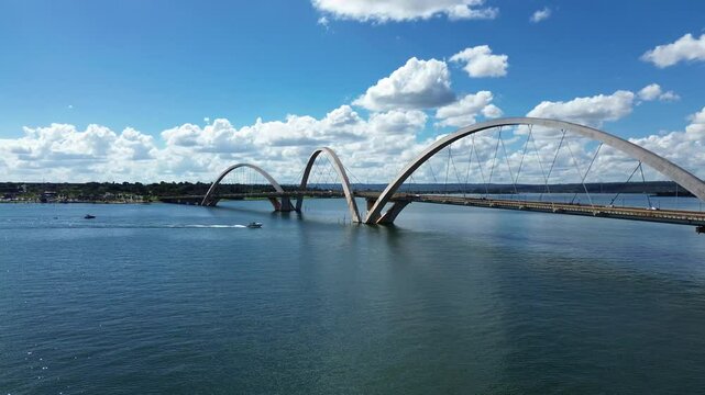 Vista a&eacute;rea da Ponte JK em Brasilia, capital do Brasil.