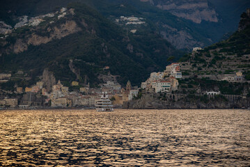 Vista de la costa de Amalfi de Italia durante un día soleado.