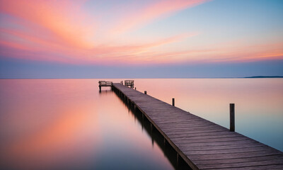 평화로운 저녁의 끝없는 부두