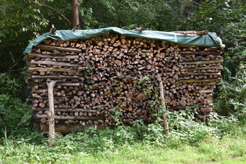 Holzstapel mit Plane