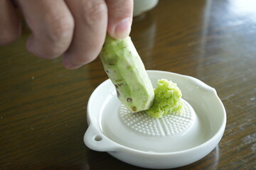 Hand Grating Wasabi in Nagano Japan - 日本料理 生わさびをおろしている手