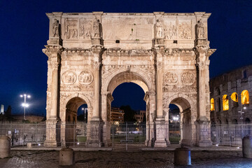 Fototapeta premium Rome, Italy - April 09, 2024: View of the Arch of Constantine in Rome with tourists crowding its surroundings in Rome, Italy