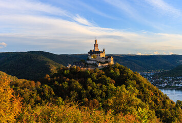 Die Marksburg oberhalb von Braubach bei Sonnenuntergang im Herbst.