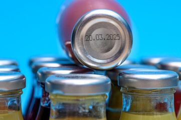 Butelka z nadrukowana datą terminem ważności  © Paweł Kacperek