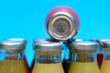 Termin przydatności, data nadrukowana na nakrętce butelki z soiiem