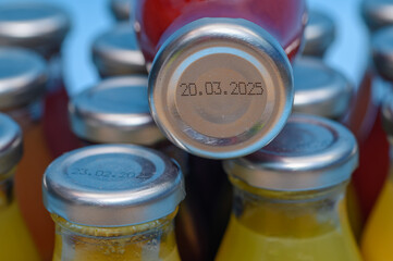 Zbliżenie na wydrukowaną, na metalowym kapslu, datę przydatności do spożycia. 