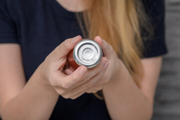 Kobieta trzyma butellę z napojem z nadrukowaną datą przydatności do spożycia, termin ważności  © Paweł Kacperek