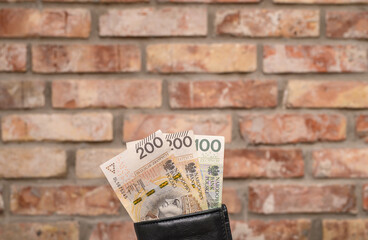 500 złotych polskich pieniądze banknoty wystają z portfela