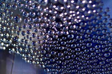 Wassertropfen in einer Plastikflasche