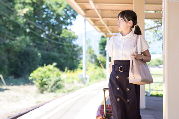 旅行で電車ホームで電車を待つ女性
A woman waiting for a train on a train platform...