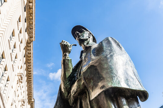 Statue of Sherlock Holmes, at the entrance of Baker Street underground station, in Marylebone Road, near Baker Street 221B, in London city center, United Kingdom. 