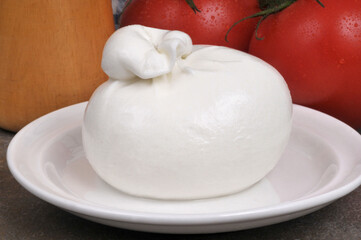 Burrata dans une soucoupe en gros plan