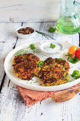 Frische knusprige Gemüsepuffer 