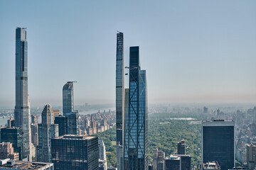 Fragmentos de arquitectura moderna y contempor&aacute;nea en la gran ciudad de New York, con geometr&iacute;a, repeticiones, estructuras y composici&oacute;n arquitect&oacute;nica