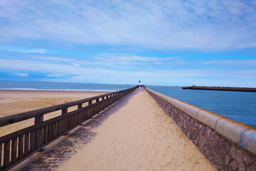 Obraz premium 海に続く橋