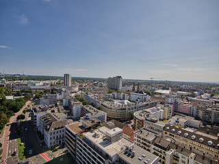 Obraz premium Panoramablick über Ludwigshafen am Rhein an einem klaren Sommertag