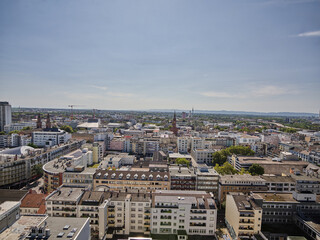 Panoramablick &uuml;ber Ludwigshafen am Rhein an einem klaren Sommertag