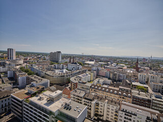 Fototapeta premium Panoramablick über Ludwigshafen am Rhein an einem klaren Sommertag