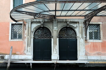 Obraz premium Hauseingang mit Jugendstildach in Venedig