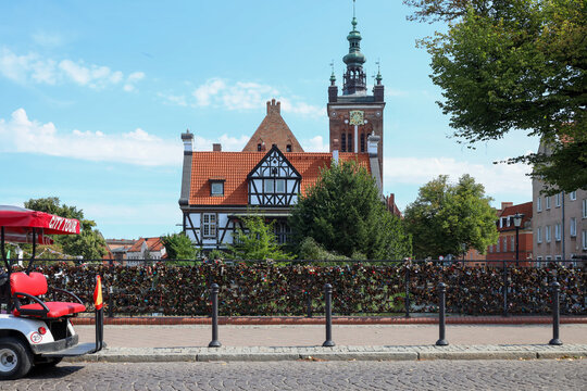 Kł&oacute;dki symbol miłości. Mostek miłości Gdańsk lato 