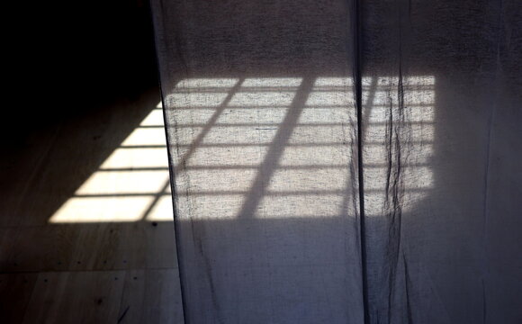 Fenster wirft einen Lichtreflex auf den Boden