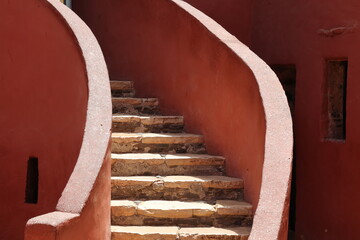 Vue d'un détail de l'escalier de couleur orangée de la maison des esclaves de l'île de Gorée au...