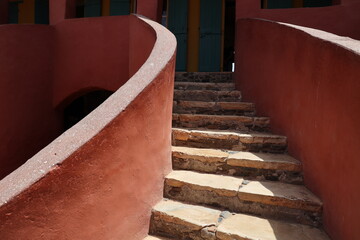 Vue d'un détail de l'escalier de couleur orangée de la maison des esclaves de l'île de Gorée au...