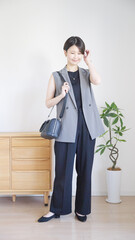 女性夏服秋服のファッションコーディネート全身（縦向き）