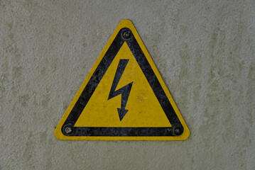 yellw and black lightning danger sign